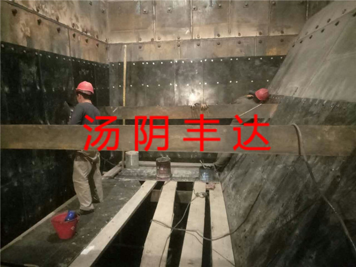 落煤鬥安裝超高(gāo)分(fēn)子(zǐ)聚乙烯襯闆施工(gōng)現(xiàn)場(chǎng)